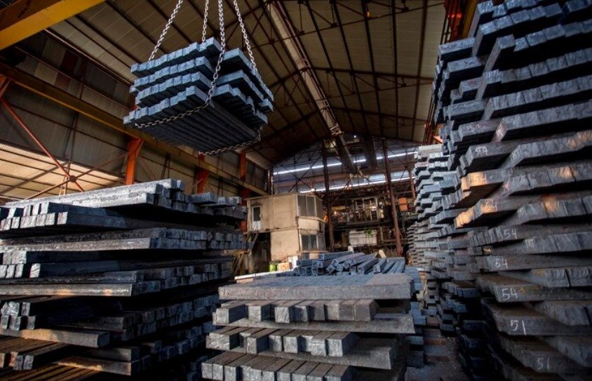 Digital platform transforming global metal trading operations. Steelbridge Export leveraging technology for metal procurement. Supply chain dashboard for global metal import and export solutions. EPCF model in action within digital metal trading industry. Modern warehouse integrated with digital logistics system.