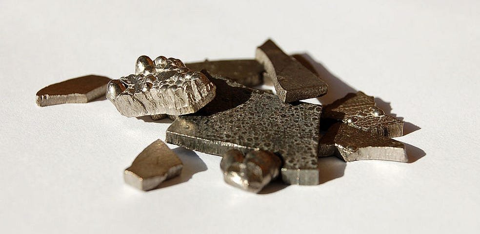 Strategic industrial metals sourcing and procurement – Analyzing supplier data and metal samples with digital tools.