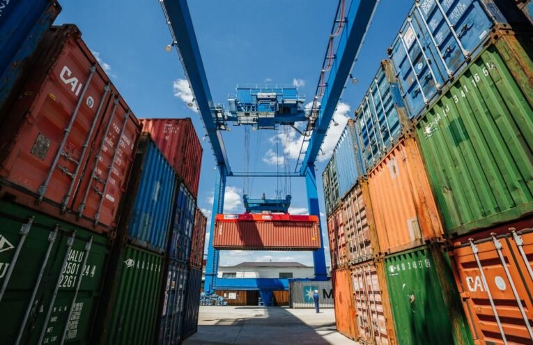 Strategic industrial metals sourcing and procurement – Analyzing supplier data and metal samples with digital tools.