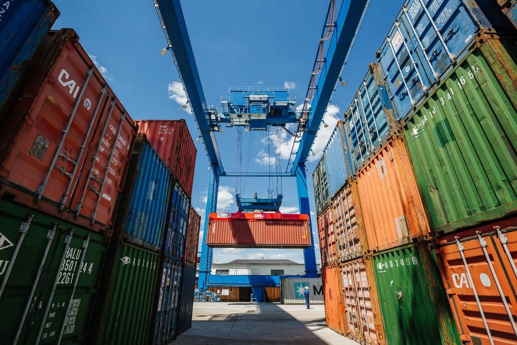 Strategic industrial metals sourcing and procurement – Analyzing supplier data and metal samples with digital tools.