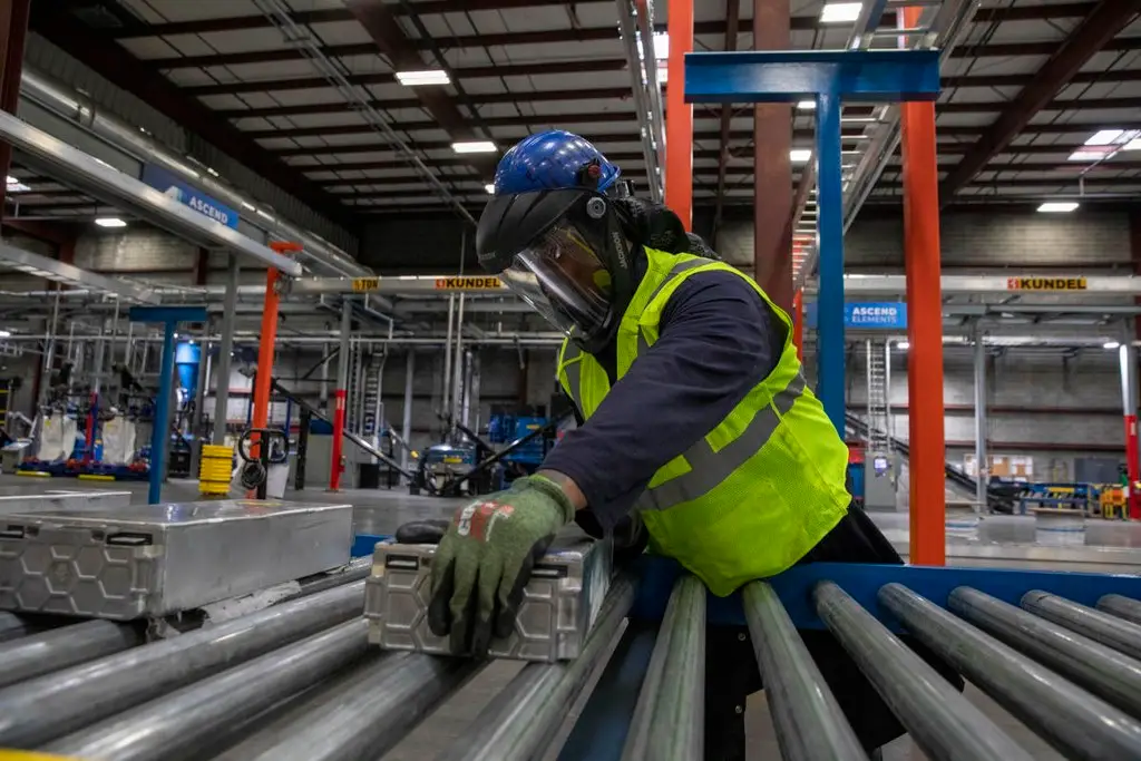 Global compliance checklist for international trading of raw materials – customs, licenses, and sustainability in metal export operations.