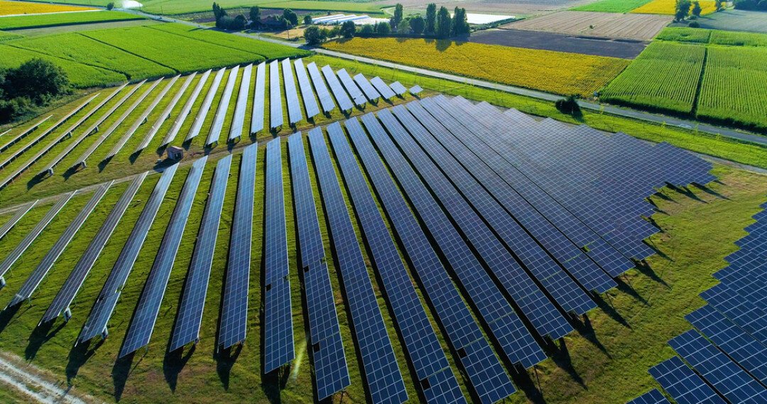 Battery energy storage system in a solar farm with NFPA 855-compliant safety spacing and fire suppression design.