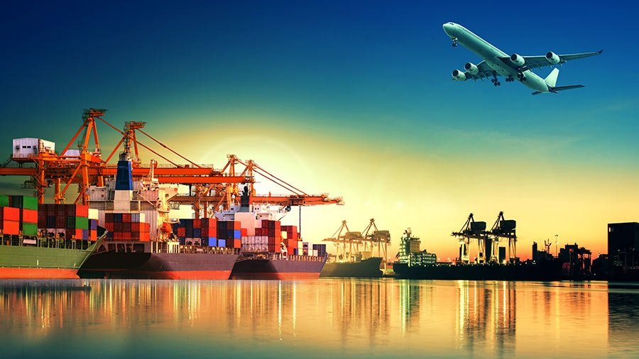 Container ship transporting metals – logistics in metal trading 2025 outlook