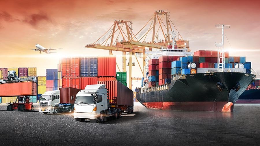 Container ship transporting metals – logistics in metal trading 2025 outlook
