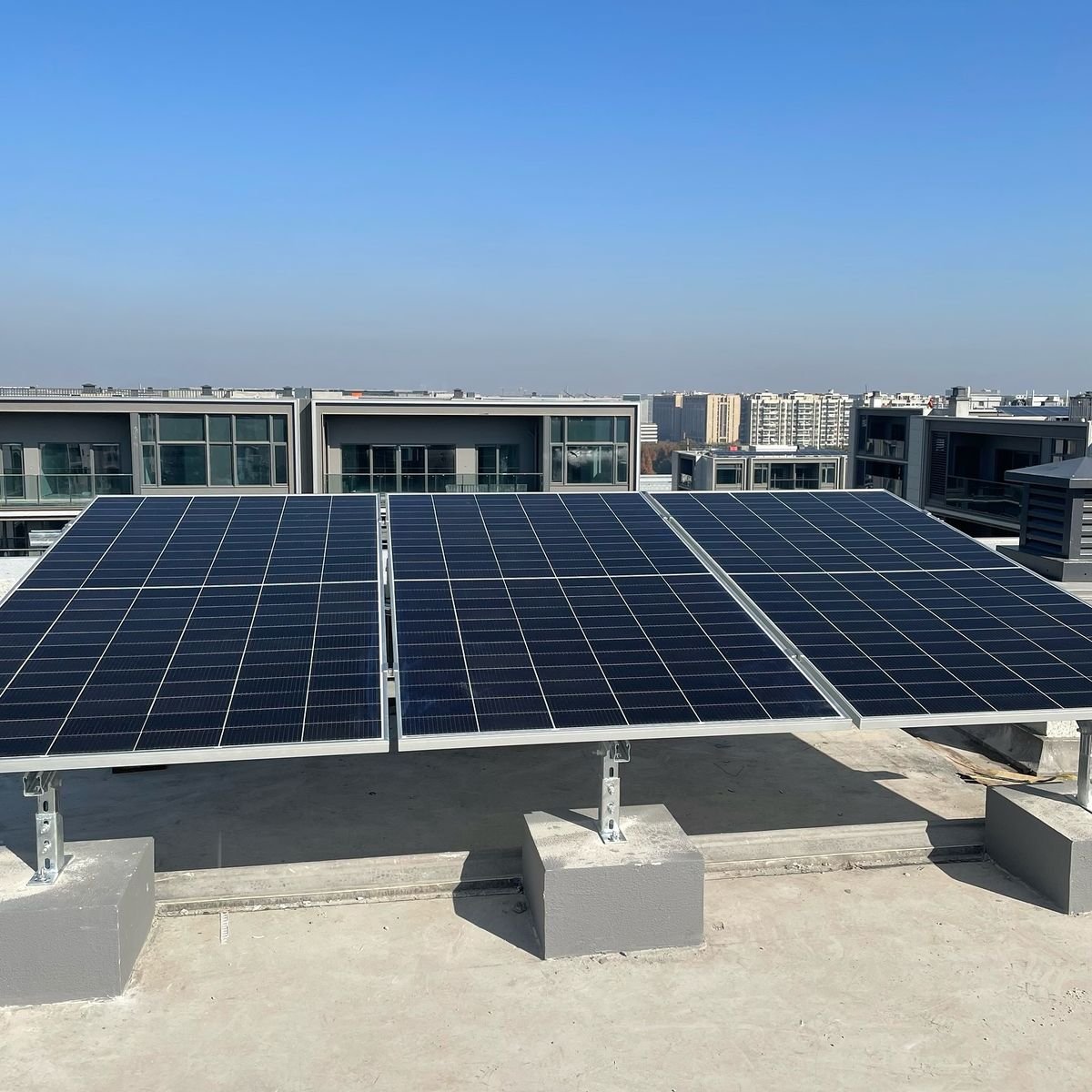 Industrial solar panels in a desert environment showcasing efficiency optimization and sustainable green investment.